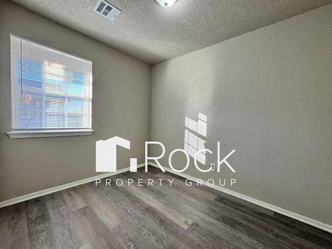 Building Photo - Move In by August 15 & Get $1,000 Off! 3 Bedroom Townhome in West OKC