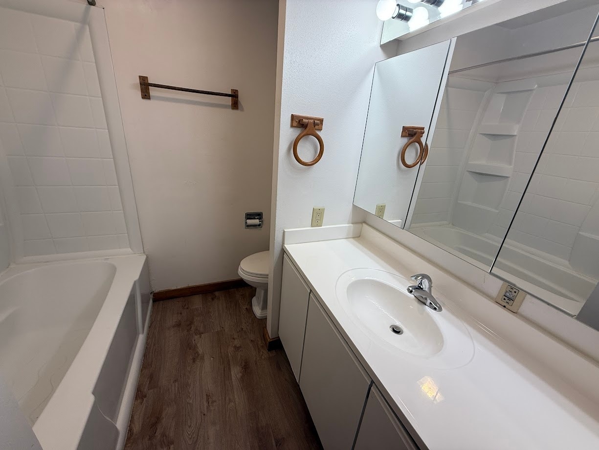 Building Photo - 1915 University Ave