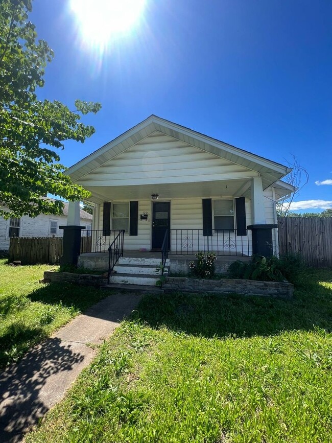 Building Photo - Cute 3 bedroom / 1 bathroom house with fen...