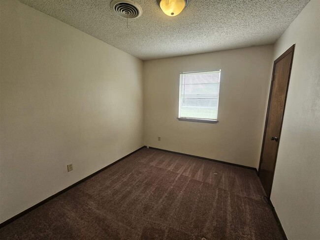 Building Photo - 1437 NW Great Plains Blvd