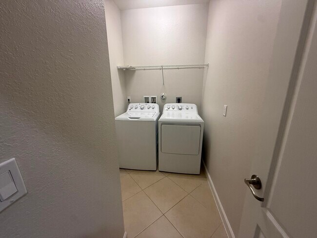 Building Photo - 9519 SW Merlin Ct