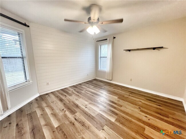Building Photo - 1014 Camellia Ln