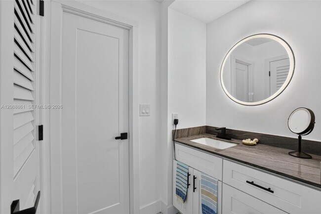Building Photo - 3113 S Ocean Dr
