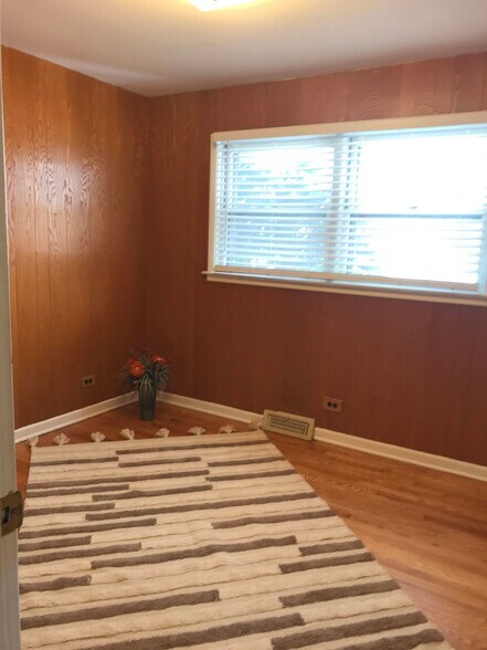 Building Photo - 782 N Van Auken St