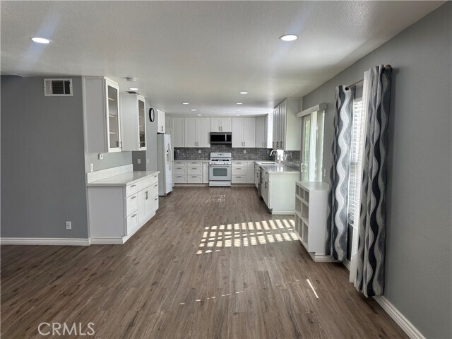 Building Photo - 8941 Carnation Dr