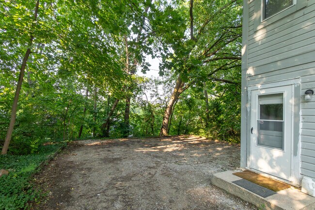 Building Photo - 402 Koch Ave