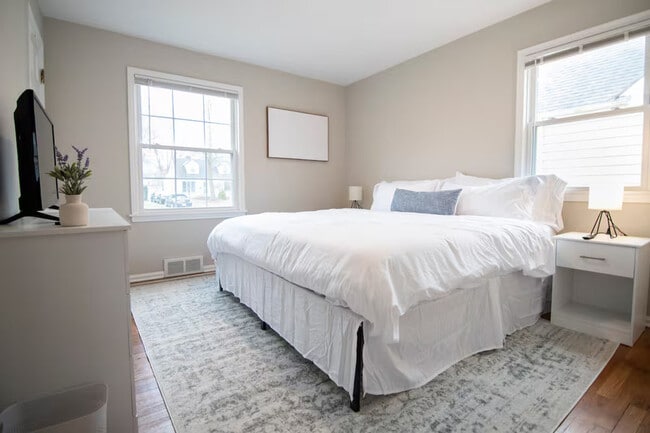 Building Photo - 7046 Greenleaf Ave