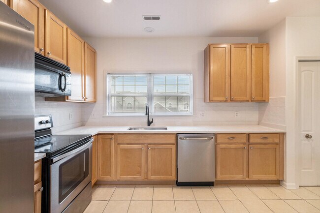 Building Photo - 2925 N Knightsbridge Cir