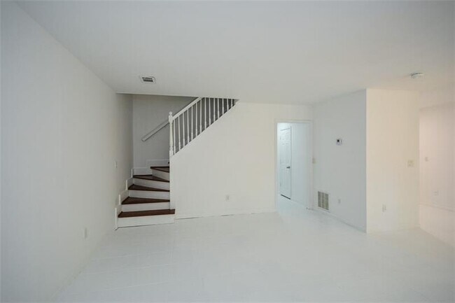 Building Photo - 160 Timber Creek Ln SW