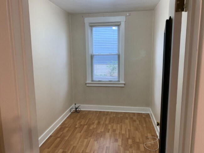 Building Photo - 313 311 Augusta St