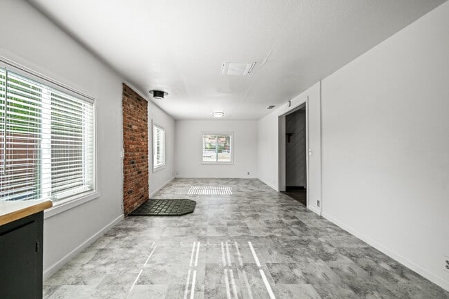 Building Photo - Adorable and clean country property locate...