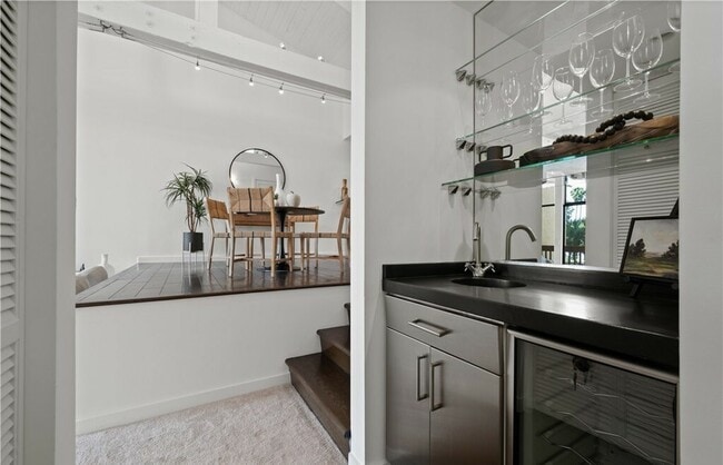 Building Photo - 5226 Marina Pacifica Dr S