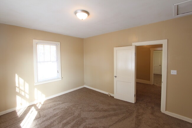 Building Photo - New On The Market! Fresh New Updates!! Bet...