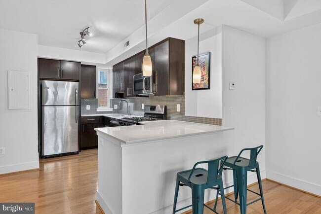 Building Photo - 809 Otis Pl NW