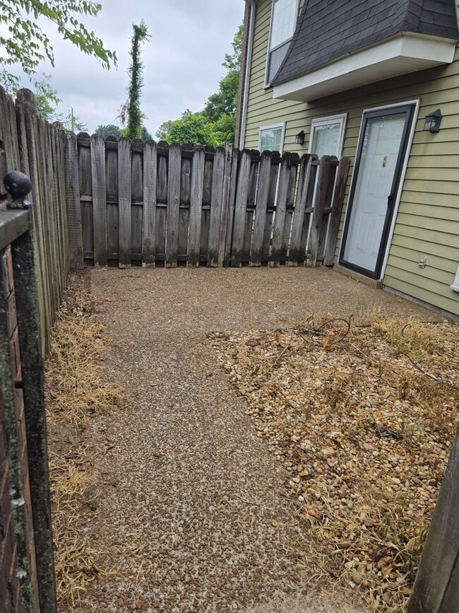 Building Photo - 1 Bedroom, 1.5 Bath Townhouse