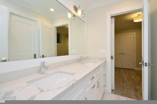 Building Photo - 4 bedroom in Chicago IL 60640