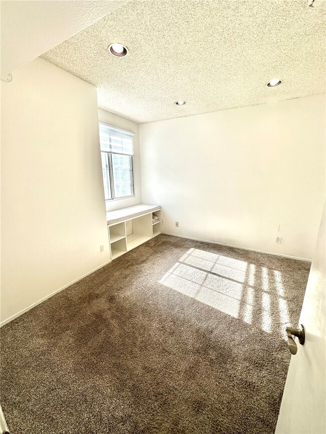 Building Photo - 1097 Blanche St