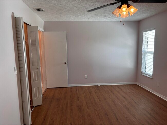 Building Photo - 450 SW Eyerly Ave