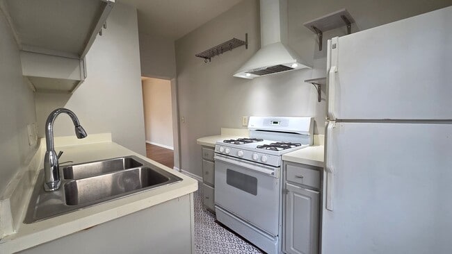 Building Photo - 883 Monroe Dr NE