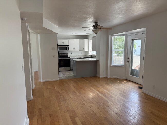 Building Photo - 799 Country Club Dr