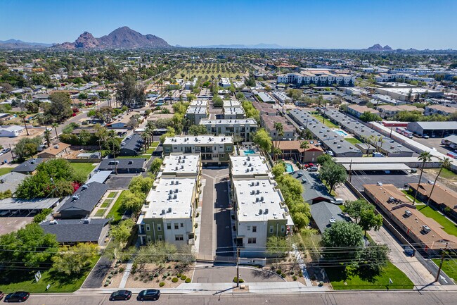Building Photo - Luxurious Biltmore Townhome