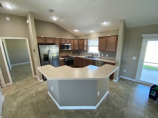 Building Photo - Beautiful Unfurnished 3 bed, 2 bath ANNUAL...