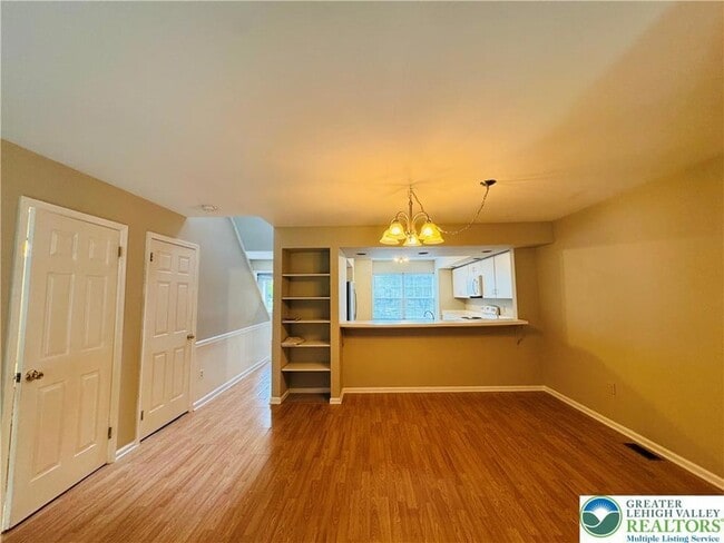 Building Photo - 102 Quaker Dr