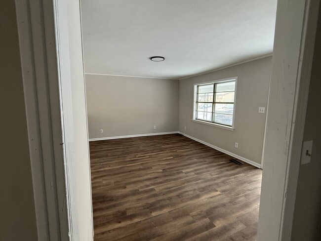 Building Photo - 210 Laurison St