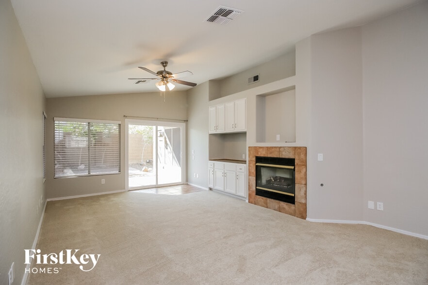 Building Photo - 701 E Cantebria Dr