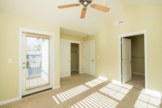 Building Photo - Springwater Corridor Luxury Townhome: Popu...