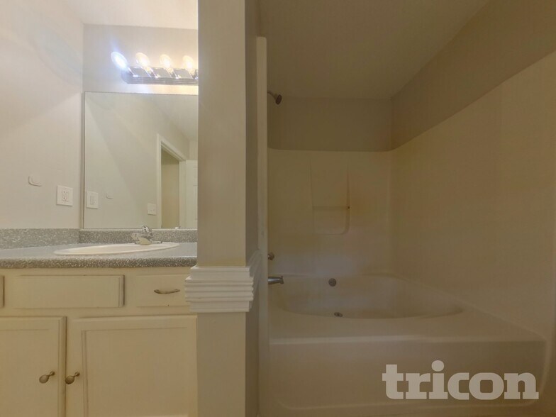 Building Photo - 238 Hampton Dr