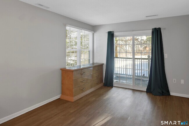 Building Photo - 107 Country Club Ct