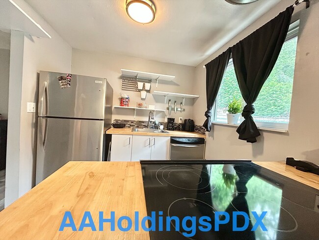 Building Photo - 2312 NE Lombard St