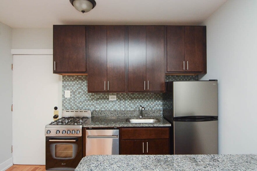 Building Photo - 820 W Cornelia Ave