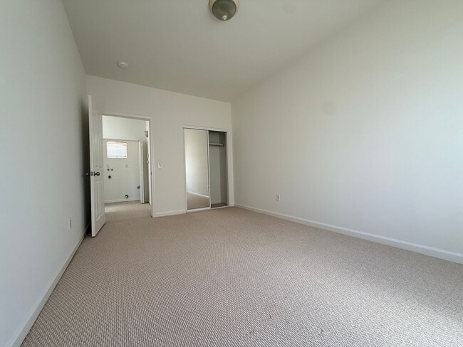Building Photo - 2054