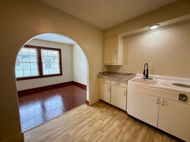 Building Photo - Welcome to this Beautiful Home in Downtown Paragould, AR!