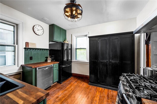 Building Photo - 95 Russell St