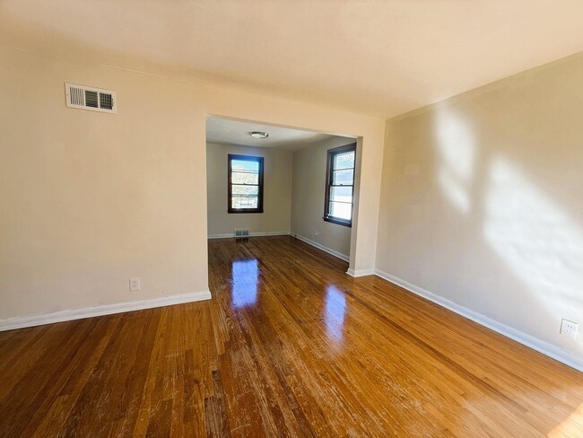 Building Photo - 2 bedroom Rental Home