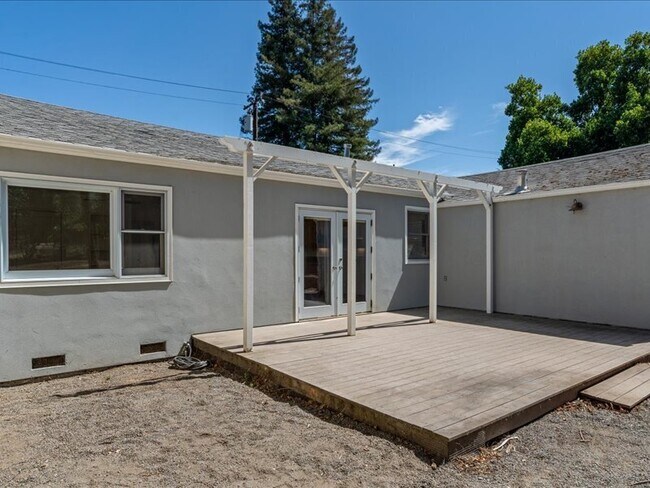 Building Photo - 827 University Ave