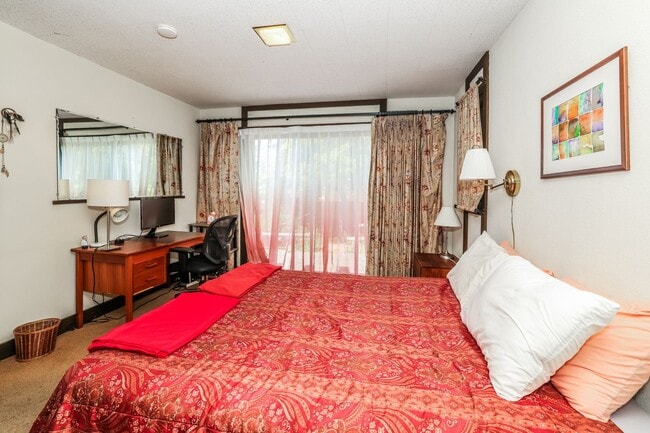 Building Photo - Fully Furnished Lower Unit In Berkeley!