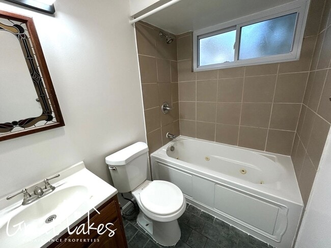 Building Photo - Cozy 3 Bedroom 1 Bathroom now available fo...