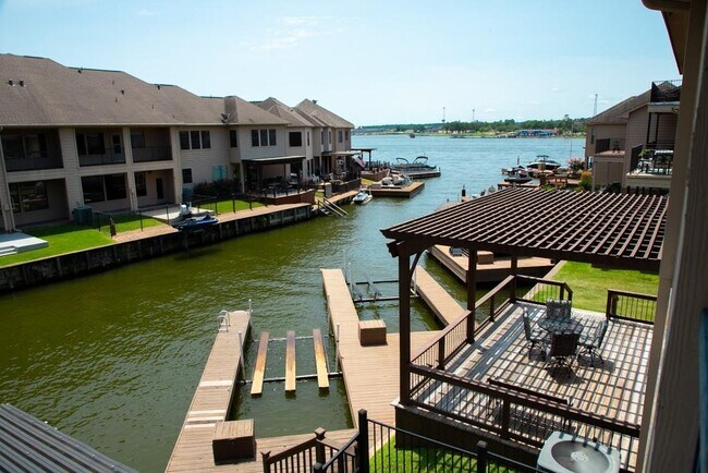 Building Photo - 360 Old Aqua Landing W