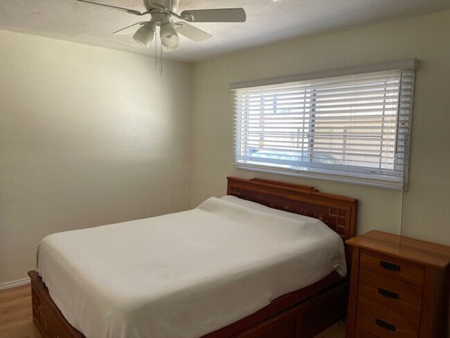 Building Photo - Enjoy living in the walkable neighborhood ...