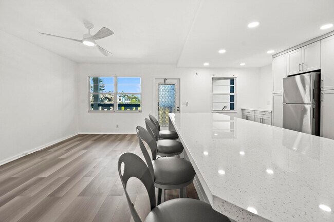 Building Photo - 4047 Lincoln A