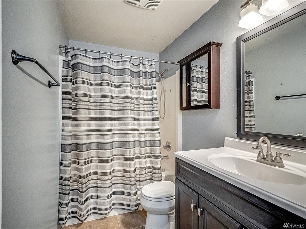 Nice bathroom - 2001 11th st