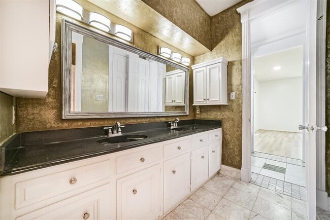 Building Photo - 15738 Fleetwood Oaks Dr
