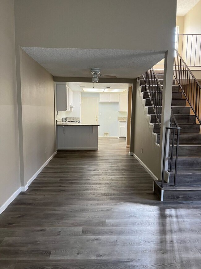 Building Photo - Spacious 2 bedroom condo with garage