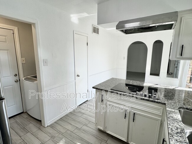 Building Photo - 2708 Hilldale Blvd