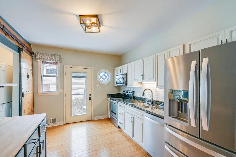 Building Photo - 1090 Michigan Ave