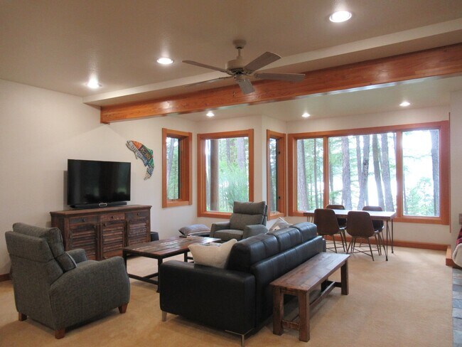 Building Photo - Hidden Whitefish Lake 3 bedroom Furnished ...